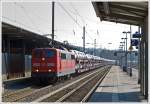 Die 151 035-3 der DB Schenker Rail Deutschland AG rauscht am 08.03.2014 mit einem langen Autotransportzug durch den Bahnhof Kreuztal in Richtung Hagen.