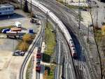 218 434-9 und 218 476-0 mit IC Allg�u, links 151 020-5 und 151 141-9 in Schubbereitschaft in Geislingen/Steige am 08.11.2015.