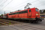 Die an die DB Cargo AG vermietete Railpool 151 002-3 (91 80 6151 002-3 D- Rpool) f�hrt mit einem gemischten G�terzug am 11.05.2023 durch Niederschelden (hier beim B� 343 – km 112,183 der