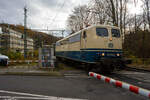 Vor dem sogenannten  Henkelzug  (Langenfeld/Rhld.