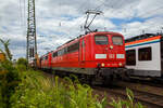 In Doppeltraktion ziehen zwei 151er (vorne die 151 132-8 und eine weitere) der DB Cargo AG einen Kohlezug mit Wagen der Gattung Falns durch Koblenz-Lützel in südlicher Richtung. 