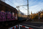 Die ozeanblau/beige BB151 073-4 (91 80 6151 073-4 D-BYB) der BayernBahn GmbH (Nördlingen) fährt am 22 Januar 2026, mit dem  Henkelzug  (Langenfeld/Rhld. nach Gunzenhausen), durch Kirchen/Sieg in Richtung Siegen.

Die 151 073-4 wurde 1974 von Henschel in Kassel unter der Fabriknummer 31816 gebaut und in der Farbgebung ozeanblau/beige an die Deutsche Bundesbahn ausgeliefert. Zum 01.01.2017 wurden je 100 sechsachsige elektrische Altbau-Lokomotiven der Baureihen 151 und 155 an den Lokvermieter Railpool verkauft, so auch diese. 2019 wurde die 151er an die BayernBahn GmbH in Nördlingen verkauft.

Die BayernBahn ist übrigens eine Tochtergesellschaft des Bayerischen Eisenbahnmuseums e.V.. Sie besitzt z.Z. 6 dieser mit 5.982 kW leistungsstarken und bis zu 120 km/h schnellen Maschinen der Baureihe 151. 