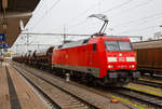   Die 152 018-8 (91 80 6152 018-8 D-DB) der DB Cargo Deutschland AG fährt am 17.06.2016 mit einem Schüttgutwagenzug durch den Bahnhof Singen.
