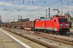 Mit fünf Holzwagen durchfahrt 152 093 Regensburg Hbf am 15 September 2015.