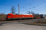 Die 152 124-4 (91 80 6152 124-4 D-DB) der DB Cargo AG erreicht am 30.03.2021 mit einem Containerzug Rudersdorf (Kr.