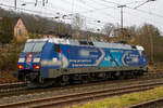 Die TFG Transfracht  AlbatrosExpress  152 135-0 (91 80 6152 135-0 D-DB) der DB Cargo AG (mit Gansreklame TFG & DB Intermodal) fährt am 15.01.2022  in Kreuztal vom Rbf in die Abstellgruppe.
