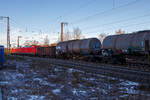 Die 152 036-0 (91 80 6152 036-0 D-DB) der DB Cargo AG zieht eine kalte 185.2er und einen gemischten Güterzug am 11.01.2022 durch Rudersdorf (Kr.