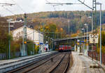 Die 152 121-0 mit den kalten 185 155-8 und 152 017-2 (alle drei von der DB Cargo) fahren am 05.11.2022 als Lokzug durch Kirchen (Sieg) in Richtung K�ln.