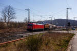 Die 152 005-5 (91 80 6152 005-5 D-DB) der DB Cargo AG fährt am 12 April 2025 mit einem gemischten Güterzug durch Rudersdorf (Kr.
