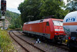 Die 152 019-6 (91 80 6152 019-6 D-DB) der DB Cargo AG fährt am 16 Juli 2025, mit einem gemischten Güterzug, durch Kirchen (Sieg) in Richtung Köln.