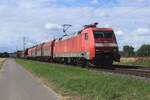 DBC 152 030 zieht am 23 Juli 2025 ein Stahlzug durch Kaarst Broicherheide.