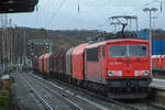 Der erwähnte Nachschuss der 155 056-5, welche einst noch in Seddin beheimatet war, schiebt hier den Coilzug in Richtung Kreuztal Gbf nach.