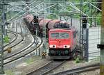 155 271-0 der DB Logistiks Railion mit Schotterwagen-Seitenentadewagen in Ulm am 12.05.2012.
