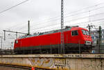 Die 156 001-0 (91 80 6156 001-0 D-FWK) der FWK - Fahrzeugwerk Karsdorf GmbH & Co. KG, ex MEG 801, ex DB 156 001-0, ex DR 252 001-3, ist am 06.12.2022 beim Hbf Dresden abgestellt.

Die 156 001-0  wurde 1991 von LEW (VEB Lokomotivbau Elektrotechnische Werke „Hans Beimler“ Hennigsdorf, ab 1992 wieder AEG) unter der Fabriknummer 20004 gebaut und im Mai 1991 als 252 001-3 an die DR - Deutsche Reichsbahn ausgeliefert. Zum 01.01.92 erfolgte die Umzeichnung in DR 156 001-0 und mit dem Zusammenschluss beider Deutscher Bahnen zum 01.01.94 wurde sie zur DB 156 001-0. Bei der DB AG wurde sie 2003 ausgemustert und ging an die MEG - Mitteldeutsche Eisenbahn GmbH in Schkopau, wo sie als MEG 801 gef�hrt wurde (ab 2007 mit NVR-Nummer  91 80 6156 001-0 D-MEG). Im Januar 2022 ging sie dann an die FWK - Fahrzeugwerk Karsdorf GmbH & Co. KG in Karsdorf und ist an die EBS Erfurter Bahnservice Gesellschaft mbH vermietet.

Die ehemalige DR Baureihe 252 (ab 1992 BR 156) war die letzte Neuentwicklung einer Elektrolokomotive der Deutschen Reichsbahn. Sie war als Erg�nzung zur BR 250 (ab 1992 BR155) vorgesehen. Doch, da nach der Wiedervereinigung Deutschlands aufgrund des rapide gesunkenen G�terverkehrsaufkommens kein Bedarf mehr f�r diese Lokomotiven in konventioneller Wechselstromtechnik bestand, wurde die bereits vollzogene Bestellung �ber die ersten Lieferserie von 70 Lokomotiven storniert. Insgesamt war bis 1995 die Beschaffung von 350 Exemplaren in mehreren Lieferserien geplant. So wurden von dieser Baureihe nur 4 St�ck gebaut.
