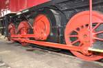 Die drei stangengekuppelten Laufr�der und das Schwungrad des Antriebs, welches �ber eine Schr�gstange die Kraft auf die Kuppelstange und somit auf die Laufr�der �bertr�gt, an der E 63 05 im Bahnpark