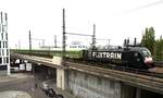182 Flix Train in Berlin fährt aus dem Hbf aus am 19.10.2019.