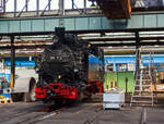 Die 99 715 der GbR (Leihgabe an die Pre�nitztalbahn, heute wieder als 99 1715-4 gef�hrt, eine S�chsische VI K (Baureihe 99.67–71) steht am 24 August 2013 im Dampflokwerk Meiningen. Die Aufnahme entstand auf einer offiziellen F�hrung.

Die Lok 99 1715-4 ist eine Lokomotive der S�chsischen Gattung VI K. Sie ist als eine von nur noch 4 existierenden Maschinen dieser Gattung wichtiger Zeitzeuge der s�chsischen Schmalspurbahngeschichte. Beinahe h�tte die Lok 99 715 das gleiche Schicksal wie ihre 58 Schwesterlokomotiven ereilten. Sieben Eisenbahnfreunde aus dem Raum Dresden und Freital hatten zur Rettung der Lok 99 1715-4 die Gesellschaft  GbR 99 715 Wilsdruff  gegr�ndet und die Lokomotive im Jahr 1991 mit Hilfe des VSE und der SEG von der DR gekauft. 
Die Lok wurde aufgearbeitet und konnte am 17.04.2003 ihre erfolgreiche Probefahrt zwischen Dippoldiswalde und Seifersdorf erleben. Damit konnte die Gesellschaft  GbR 99 715 Wilsdruff  ihr Ziel, die Lokomotive nach mehr als drei�ig Jahren auf Abstellgleisen wieder auf s�chsischen Schmalspurstrecken einzusetzen, verwirklichen. 

Gebaut wurde die Lok 1927 von der S�chsische Maschinenfabrik AG in Chemnitz (vormals R. Hartmann AG) unter der Fabriknummer 4672. Im Jahr 1963 bekam sie im RAW Cottbus einen Neubaukessel f�r 99 715 unter der Fabriknummer 9. Im Jahr 1973 fand die Au�erbetriebsetzung bei der DR statt, bis Januar 1992 stand die Lok in Radebeul-Ost, wo sie �ber viele Jahre von Mitgliedern der DMV-Arbeitsgemeinschaft bzw. der Traditionsbahn Radebeul e.V. gepflegt wurde. Vom Juli 1992 bis 1994 war sie in Wilsdruff als Denkmal. Von 1994 bis zum 26.November 1999 war die Lok im Lokschuppen in Nossen abgestellt. Nach erfolgreicher Hauptuntersuchung im DLW Meiningen erfolgte 2003 dann die Wiederinbetriebsetzung durch die GbR 99 715.

Bezeichnungen und Eigent�mer:
1927-1949: 99 715 (DRB)
1949-1970: 99 715 (DR)
1970-1991: 99 1715-4 (DR)
1991-1992: 99 715 (VSE - Verein S�chsischer Eisenbahnfreunde e.V.)
1992-2004: 99 715 (GbR 99 715)
seit 2004: 99 715 (GbR 99 715, Leihgabe an Interessengemeinschaft Pre�nitztalbahn e.V.)

Als Gattung VI K (sprich: sechs Ka) bezeichneten die S�chsischen Staatseisenbahnen f�nffach gekuppelte Schmalspurdampflokomotiven mit der Spurweite 750 mm. Die Deutsche Reichsbahn (DR) ordnete die Lokomotiven ab 1925 in die Baureihe 99.64–65 ein und beschaffte in den Jahren 1923 bis 1927 mehrere Nachbauserien, die innerhalb der Baureihe 99.67–71 eingeordnet wurden. Insgesamt waren 62 Exemplare dieser Gattung gebaut worden, von denen auch nach dem Zweiten Weltkrieg noch 26 bei der DR in Sachsen, 13 bei der DB und zwei in �sterreich im Einsatz waren. F�nf weitere Loks kamen in anderen L�ndern zum Einsatz. Insgesamt waren nach dem Zweiten Weltkrieg noch 46 Loks vorhanden. 

Technische Merkmale:
Die VI K waren f�nffach gekuppelte Hei�dampflokomotiven. Der erste, dritte und f�nfte Radsatz der Lok war zu den Seiten hin beweglich gelagert (G�lsdorf-Achse), wobei zur F�hrung der ersten und f�nften Achse eine R�ckstellvorrichtung eingebaut wurde. Diese besteht aus einer auf der Radsatzwelle mittig befestigten Stahlscheibe, welche durch federbelastete Druckst�cke zentriert wird. Durch diese Konstruktion konnten Gleisb�gen bis zu einem Halbmesser von 50 m durchfahren werden. Treibachse war urspr�nglich die vierte Achse, bei den bei der DR erneuerten Lokomotiven diente die dritte Achse als Treibachse. Die Lokomotiven hatten Schmidt’sche Rauchrohr�berhitzer. Als Bremsen waren eine Saugluftbremse Bauart K�rting, die Seilhaspel f�r die Heberleinbremse und bei den neu gebauten Lokomotiven auch eine Druckluftbremse Bauart Knorr als Zusatzbremse vorhanden. Die w�rttembergischen Lokomotiven hatten nur eine Druckluftbremse der Bauart Knorr.

Ursprungsbauart:
Die Lokomotiven waren urspr�nglich f�r die Heeresverwaltung entwickelt worden. 15 St�ck wurden von Henschel & Sohn in Cassel (heute Kassel geschr.) gebaut. Sie sollten auf polnischen Schmalspurstrecken zum Einsatz kommen. Durch den Friedensvertrag von Brest-Litowsk kam ein Einsatz im Osten nicht mehr zustande. Im Jahr 1919 kauften die S�chsischen Staatseisenbahnen alle Maschinen der Serie f�r ihre Schmalspurstrecken auf. Sie erhielten die s�chsischen Bahnnummern 210 bis 224. Die Deutsche Reichsbahn �bernahm alle 15 Loks mit den Nummern 99 641 bis 99 655.

Die Maschinen mit den Nummern 99 650 und 99 651 kamen Ende des Jahres 1928 zur Reichsbahndirektion Stuttgart, welche sie beim Lokbahnhof Ochsenhausen, der dem Bw Aulendorf unterstellt war, einsetzte. Beide Loks waren bis zur Einstellung des Personenverkehrs am 31. Mai 1964 die Stammfahrzeuge der w�rttembergischen Schmalspurbahn Biberach – Warthausen – Ochsenhausen. Anschlie�end kamen sie zur Bottwartalbahn.

Die zwei Loks (99 643 und 99 647) kamen im Juli 1944 aus Sachsen nach �sterreich, erstere sofort zu den Waldviertler Schmalspurbahnen, 99 647 zun�chst zur Vellachtalbahn in K�rnten. Von �sterreich gelangten sie im Dezember 1948 als Reparationsleistung in die Sowjetunion.Die 99 649 ging bereits im Zweiten Weltkrieg verloren, die 99 641, 645 und 652 mussten nach 1945 auch an die Sowjetunion abgegeben werden.

Die letzten beiden Exemplare bei der Deutschen Bundesbahn, die Fahrzeuge der Bottwartalbahn, wurden am 31. Juli und am 29. September 1969 ausgemustert. Letztere, die Nummer 99 651, wurde anschlie�end in Steinheim an der Murr als Denkmal aufgestellt. Sie war die einzige Schmalspurdampflokomotive der Deutschen Bundesbahn, die noch eine EDV-Betriebsnummer erhalten hatte.


Nachbaulokomotiven der Deutschen Reichsbahn (DR):
Die Loks der Baureihe 99.67–71 der Deutschen Reichsbahn waren Nachbauten der s�chsischen Gattung VI K, die in den Jahren 1923 bis 1927 gebaut wurden. Sie trugen die Betriebsnummern 99 671 bis 99 717. Gebaut wurden die 47 Lokomotiven von Henschel & Sohn (13 Lokomotiven), der S�chsischen Maschinenfabrik vormals Richard Hartmann AG in Chemnitz (22 Loks) und der Maschinenbau-Gesellschaft Karlsruhe (12 Loks).

Eine Reihe dieser Lokomotiven wurde auch in W�rttemberg bei der Bottwartalbahn und der Zaberg�ubahn eingesetzt: Die 99 679 bis 99 683 wurden gleich nach W�rttemberg geliefert, sp�ter wurden noch 99 671, 672, 698, 701, 704 und 716 aus Sachsen nach W�rttemberg umgesetzt. Die meisten dieser Maschinen waren bis etwa 1965 bei der Deutschen Bundesbahn im Einsatz, 1967 wurde als letzte die 99 704 ausgemustert.

Bis auf wenige Details unterschieden sich die Nachbauten kaum von ihren nachger�steten Vorg�ngern. �u�erlich waren die Nachbaulokomotiven vor allem an der weniger abgerundeten Verkleidung des Dampfdoms zu erkennen.

1927 baute die Maschinenfabrik Esslingen vier meterspurige Lokomotiven dieses Typs nach, welche als Baureihe 99.19 bei der Deutschen Reichsbahn eingeordnet wurden.

In den 1960er Jahren unterzog die Deutsche Reichsbahn (DR) die sieben Lokomotiven 99 673, 678, 685, 692, 703, 713 und 715 einer Generalreparatur (GR). Dabei kamen neue Kessel in Schwei�konstruktion zum Einbau. Teilweise erhielten sie auch neue Wasser- und Kohlenk�sten.

1970 erhielten die im Reichsbahnbetriebsbestand verbliebenen Lokomotiven eine neue Nummer, indem eine 1 vor die Ordnungsnummer gestellt wurde, die eine mit Bindestrich angef�gte EDV-Kontrollziffer abschloss.

Heute sin noch 4 Loks erhalten geblieben, es sind:
•	99 651 der �chsle Schmalspurbahn e. V., Baujahr 1918 von Henschel unter Fabriknummer 16132, nicht betriebsf�hig, soll rollf�hig gemacht werden.
•	99 713 der SDG im Einsatz bei L��nitzgrundbahn, Baujahr 1927 von S�chsische Maschinenfabrik AG unter Fabriknummer 4670, betriebsf�hig.
•	99 715 der GbR 99 715, Leihgabe an Pre�nitztalbahn J�hstadt, Baujahr 1927 von S�chsische Maschinenfabrik AG unter Fabriknummer 4672, betriebsf�hig.
•	99716 der �chsle Bahn AG, Warthausen, Baujahr 1927 von S�chsische Maschinenfabrik AG unter Fabriknummer 4672, z.Z. nicht betriebsf�hig, aber in Hauptuntersuchung.

TECHNISCHE DATEN:
Hersteller: Henschel, S�chsische Maschinenfabrik, Maschinenbau-Gesellschaft Karlsruhe
Gebaut: 15 (1918-19), 47 (1923–27)
Bauart:  E h2
Gattung:  K 55.9
Spurweite:  750 mm
L�nge �ber Kupplung: 8.990 mm (BR 99.64–65: 8.680 mm)
H�he:  3.550 mm
Breite: 2.400 mm
Gesamtradstand:  3.720 mm (sp�ter teilw. Nach DR-Umbau 4.000 mm)
Kleinster befahrbarer Radius:  50m
Leergewicht:  32,50 t (BR 99.64–65: 30,4 t)
Dienstgewicht:  42,25 t (BR 99.64–65: 40,4 t)
H�chstgeschwindigkeit:  30 km/h
Indizierte Leistung:  480 PSi, 
Anfahrzugkraft: 76,20 kN
Steuerungsart: Heusinger
Zylinderanzahl: 2
Zylinderdurchmesser: 430 mm
Kolbenhub: 400 mm
Kessel�berdruck: 14 bar
Wasservorrat: 4,5 m� 
Brennstoffvorrat: 2,5 t Kohle
Kupplungstyp: Scharfenbergkupplung
