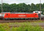 Zuerst mu� der Lokf�hrer die 185 185-6, hier am 16.07.2012 in Kreuztal, weg fahren und an einem anderen Platz abstellen, damit er sp�ter mit den 185 156-7 und 185 079-1 in Doppeltraktion zu