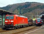 Die 185 059-3  (eine Bombardier TRAXX F140 AC 1) der DB Schenker Rail zieht am 25.03.2013 einen gemischten G�terzug durch den Bahnhof Betzdorf Sieg in Richtung K�ln.