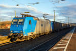   Die an die Crossrail AG vermietete TRAXX F140 AC1, die 185 527-9 (91 80 6185 527-9 D-XRAIL) fährt am 29.12.2017 mit einem Containerzug durch den Bahnhof Weil am Rhein in Richtung Schweiz.