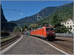 Die DB 185 141-9 und eine weitere fahren mit einem mit einem Güterzug Richtung Süden durch den Bahnhof von Faido.