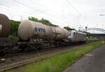 Der vierachsige Drehgestell-Kesselwagen (oben entleerender  Chemiekesselwagen) 37 80 7929 069-8 D-VTG der Gattung Zacns (VTG-Typ C65.060D).