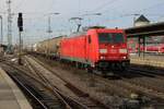 Am 19 Februar 2025 durchfahrt 185 212 samt Silozug Bremen Hbf.