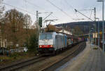 Die an die LINEAS Group NV/SA vermietete Railpool 186 445-3 (91 80 6186 445-3 D-Rpool) f�hrt am 07.01.2022, eigentlich mehr mit einem KLV-Zug, aber drei Habbins-Schiebewandwagen waren auch dran, durch