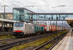 Die an die LINEAS Group NV/SA vermietete 186 446-1 (91 80 6186 446-1 D-Rpool) f�hrt am 24.11.2022 mit einem KLV-Zug durch den Hauptbahnhof Regensburg.
