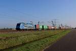 Mit der umgeleiteter Mannheim/W�rth Containerzug durchfahrt am 25 Oktober 2024 LTE 186 944 Angeren und wird vom offenbarer weg fotografiert.