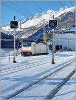 Die Railpool 186 497 wartet in Airolo bis ihr Zug mit Aushubmaterial beladen ist, um in dann nach Fl�elen zu bringen.