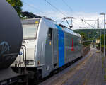 Die an die VTG-Tochter Retrack Germany GmbH (Hamburg) vermietete Railpool 186 538-5  Mikkel  (91 80 6186 538-5 D-Rpool) fährt am 22 Mai 2025 mit einem Kesselwagenzug durch Kirchen an der Sieg in