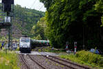 Die an die VTG-Tochter Retrack Germany GmbH (Hamburg) vermietete Railpool 186 538-5  Mikkel  (91 80 6186 538-5 D-Rpool) fährt am 22 Mai 2025 mit einem Kesselwagenzug durch Kirchen an der Sieg in