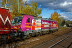 Als Schlussl�ufer, des von der TXL 7193 318 gezogenen KLV-Zugs, am 30 Oktober 2025 durch Scheuerfeld/Sieg in Richtung K�ln, die kalte an die HSL Logistik GmbH (Hamburg) vermietete 186 383-6 (91 80