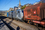 Die an die LINEAS Group NV/SA vermietete 186 258-0 (91 80 6186 258-0 D-Rpool) fährt am 21 November 2025 mit einem Coilzug durch den Bahnhof Kirchen/Sieg in Richtung Siegen.