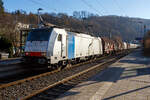 Die an die LINEAS Group NV/SA vermietete 186 258-0 (91 80 6186 258-0 D-Rpool) fährt am 21 November 2025 mit einem Coilzug durch den Bahnhof Kirchen/Sieg in Richtung Siegen.