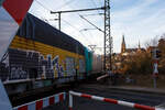 Die an die Rurtalbahn Cargo GmbH vermietete E 186 134 (91 51 6270 005-7 PL-ATLU, ex 91 80 6186 134-3 D-BTK) der Alpha Trains Belgium NV/SA (Antwerpen) fährt am 22 Januar 2026, mit einem