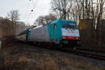 Die an die Rurtalbahn Cargo GmbH vermietete E 186 134 (91 51 6270 005-7 PL-ATLU, ex 91 80 6186 134-3 D-BTK) der Alpha Trains Belgium NV/SA (Antwerpen) fährt am 22 Januar 2026, mit einem geschlossen Doppelstock-Autotransportzug der ARS Altmann AG (mit Wagen der Gattung Hccrrs), durch Kirchen/Sieg in Richtung Siegen. Nochmals einen lieben Gruß an den netten Lokführer zurück.

Die Bombardier TRAXX F140 MS wurde 2007 von Bombardier in Kassel unter der Fabriknummer 34350 gebaut und an die ATC - Angel Trains Cargo ausgeliefert. Die Multisystemlokomotive hat die Zulassungen bzw. besitzt die Länderpakete für Deutschland, Österreich und Polen (D/A/PL). Von 2008 bis 2012 fuhr sie als EU43-006 (91 51 6270 005-7 PL-PKPC) für die PKP CARGO, wobei die ATC 2010 zur Alpha Trains Belgium wurde. Seit 2020 ist sie bei der RTB CARGO.