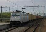 RTB 186 428 zieht am Abend von 27 April 2026 der Blerick-KLV durch Lage Zwaluwe.