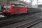 Schnee und ein Stahlzug mit 187 185 sind beide anwesend in Hamburg-Harburg am 13 Februar 2026.