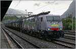 Die MRCE 189 090  Göttingen  (UIC 91 80 6189 990-5 D-Dispo Class 189-VE), vermietet an SBB Cargo, in der Novelis-Farbgebung mit einem Teil ihres Aluminiumzuges in Sierre.