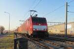 Froschblick auf 189 028 mit Kohlezug beim Passage durch Blerick am 4 März 2022.