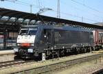 189 986 MRCE mit Containerzug in Ulm am 20.04.2016.