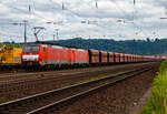 Ein „Erzbomber“...
In Doppeltraktion fahren die 189 032-6 (91 80 6189 032-6 D-DB) und die 189 038-3 (91 80 6189 038-3 D-DB) beide der DB Cargo AG am 18. Juni 2017, mit einem (vermutlich leeren) Erzzug, durch Koblenz-Lützel in Richtung Norden (Köln). Für die bis zu 6.000 t schweren Erzzüge von Rotterdam zur Rogesa Roheisengesellschaft Saar mbH nach Dillingen besitzen die Loks C-AKv-Kupplungen (Compact – Automatische Kupplung), ursprünglich hatten sie UIC-AK 69e-Kupplungen.

Beide Siemens ES 64 F4 wurden 2004 von Siemens Mobilitiy in München-Allach unter der Fabriknummer 20710 und 20716 gebaut und an die Railion Deutschland AG (heute DB Cargo AG) geliefert. Ursprünglich waren sie in der in der Variante A geliefert und waren so nur in Deutschland zugelassen. 2009 wurde sie in die Variante J (Class 189-VJ) umgebaut und besitzt nun die Zugbeeinflussungssysteme LZB/PZB, ETCS und ATB für den Einsatz in Deutschland und den Niederlanden.

Der Erzzug besteht aus 2 x sechsachsigen offenen Drehgestell-Schüttgut-Wageneinheiten für den Erztransport mit schlagartiger Schwerkraftentladung, hydraulischem Klappenverschlusssystem und automatischer Kupplung, der Gattung Falrrs 152.2.
