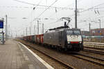 Die schwarze DB 189 095-3 (91 80 6189 095-3 D-DB) der DB Cargo AG, ex MRCE Dispolok E 189-095-3 / ES 64 F4-995, am 21 Januar 2025 mit einem gemischten Güterzug im Bahnhof Rheine. Länger hatte sie Hp 0 nun endlich hat sie Hp 1 und fährt Richtung Norden los.

Die Siemens EuroSprinter ES 64 F4 wurde 2003 in der Variante B2 (Class 189-VB2) von Siemens in München-Allach unter der Fabriknummer 21081 
gebaut und an die Railion Deutschland AG ausgeliefert. In der Variante B hatte sie nur die Zulassung für Deutschland. Im Oktober 2006 wurde sie an die MRCE - Mitsui Rail Capital Europe B.V. verkauft (ab 2008 MRCE Dispolok GmbH, München). Im Januar 2008 wurde sie in die Variante J (Class 189-VJ) umgebaut und besitzt so die Zugbeeinflussungssysteme LZB/PZB, ETCS und ATB für den Einsatz in Deutschland und die Niederlande. Die Stromabnehmerbestückung ist folgende: 
Pos. 1: D, NL (AC)
Pos. 2: NL (DC)
Pos. 3: NL (DC)
Pos. 4: D, NL (AC)

Nach vielen Mietstationen u.a. auch DB Cargo, wurde sie im Juni 2021 wieder von der DB Cargo AG gekauft.