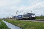MRCE 189 999 zieht ein Containerzug durch Valburg am 14 April 2026.