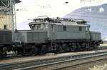 193 003-1 steht als Schubreserve am Stellwerk in Geislingen Steige am 11.10.1980.