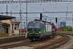 Lok 193 215 und D-Lok 2742 167-0 mit langem G�terzug durchfahren den Bahnhof von Bratislava.