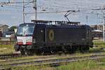Lok 193-655 8, von Beacon, wurde von ihrem Zug getrennt und rangiert im Güterbereich des Bahnhofs von Verona Porta Nuovo.