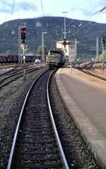 194 091-5 Nachschuberlebnis aus dem letzten Wagen eines IC auf der Geislinger Steige am 30.11.1980.